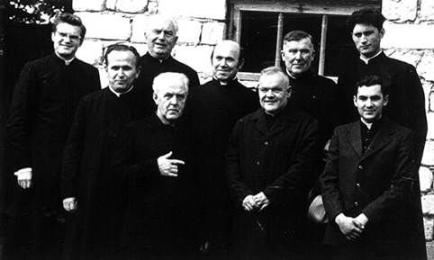 Після урочистого Te Deum в день 40-річчя священства о.Франциска Краєвського на іменинах о.Яна Ольшанського. Зліва направо, верхній ряд: оо.Владислав Завальнюк, Антоній Хоміцький, Юзеф Свідніцький, Юзеф Кучинський, Броніслав Бернацький, внизу: Ян Крапан, Франциск Краєвський, Ян Ольшанський та Маркіян Трофим’як. 12 липня 1976 р., Китайгород Хмельницької обл. Після урочистого Te Deum в день 40-річчя священства о.Франциска Краєвського на іменинах о.Яна Ольшанського. Зліва направо, верхній ряд: оо.Владислав Завальнюк, Антоній Хоміцький, Юзеф Свідніцький, Юзеф Кучинський, Броніслав Бернацький, внизу: Ян Крапан, Франциск Краєвський, Ян Ольшанський та Маркіян Трофим’як. 12 липня 1976 р., Китайгород Хмельницької обл.